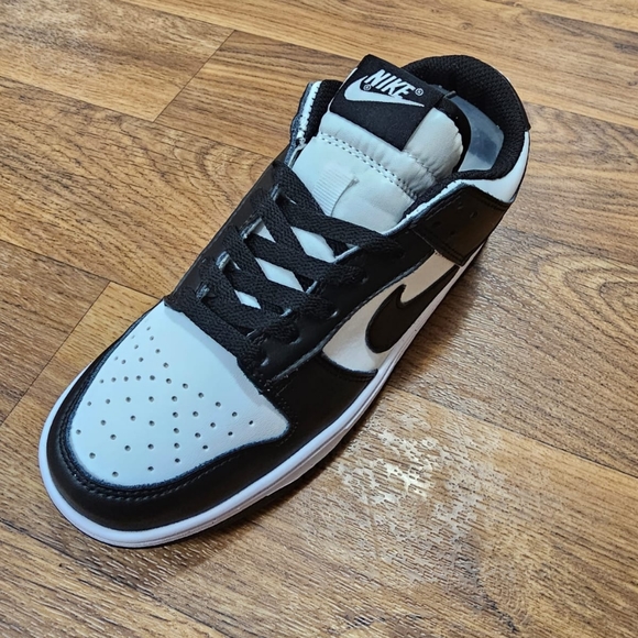 Nike Panda Dunks - Picture 5 of 10